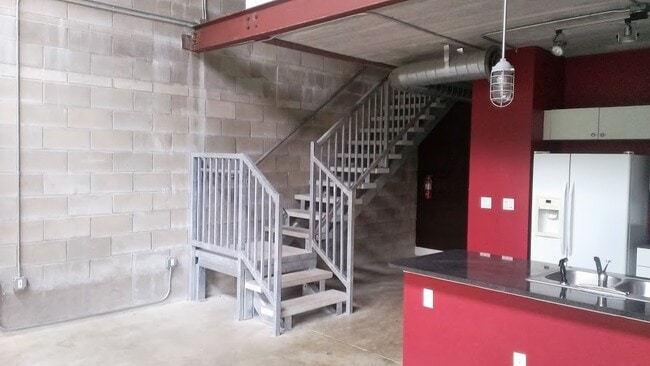 Building Photo - Loft Style Spacious And Close To Shands An...
