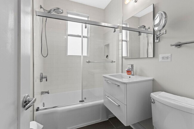 Building Photo - Bright Top-Floor 1BR Condo in Columbia Hei...