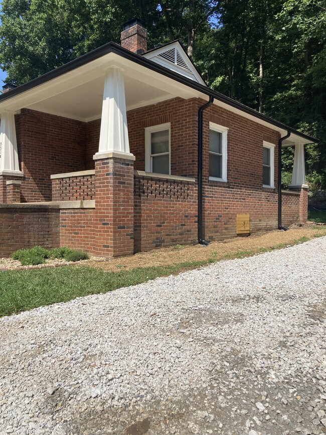 Building Photo - 951 W Branch Ave