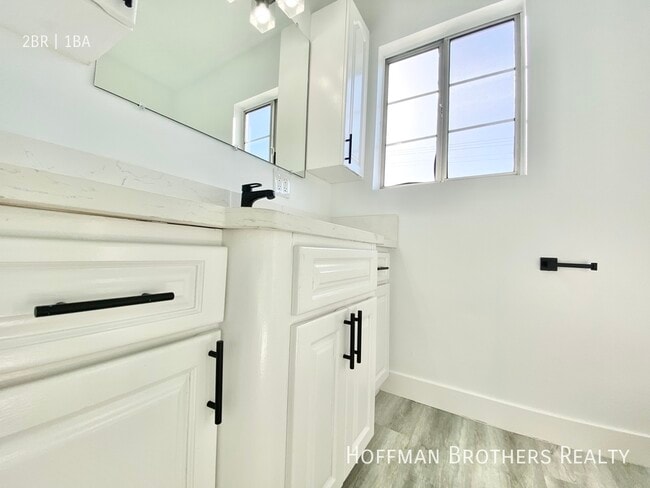 Building Photo - 441 1/2  N Hayworth Ave