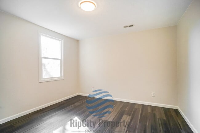 Building Photo - 1307 Elm St