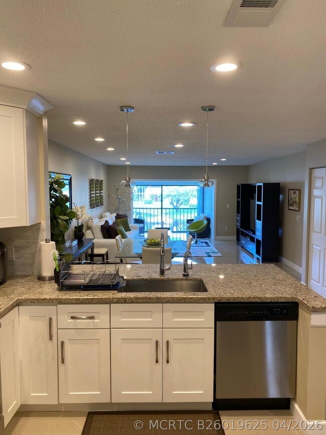 Building Photo - 9285 Vista Del Lago