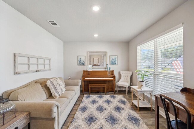 Building Photo - Beautiful home in a quiet neighborhood loc...