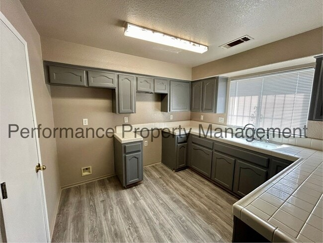 Building Photo - 3 Bed/2 Bath Home in Delano with Solar and...