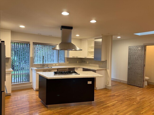 Building Photo - Contemporary SW Portland Home with Garage, A/C, and Prime Location Steps from OHSU and Willamette...