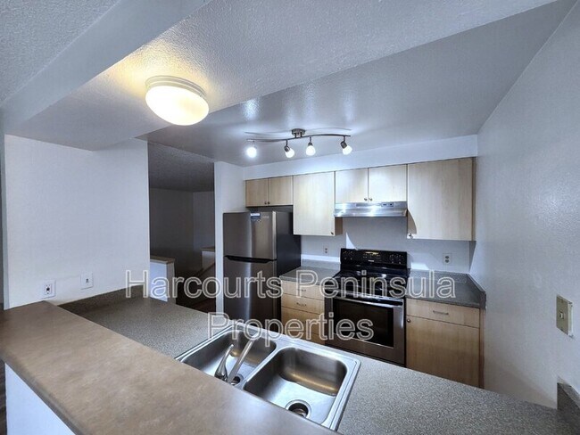 Building Photo - 45 NE Torval Canyon Rd