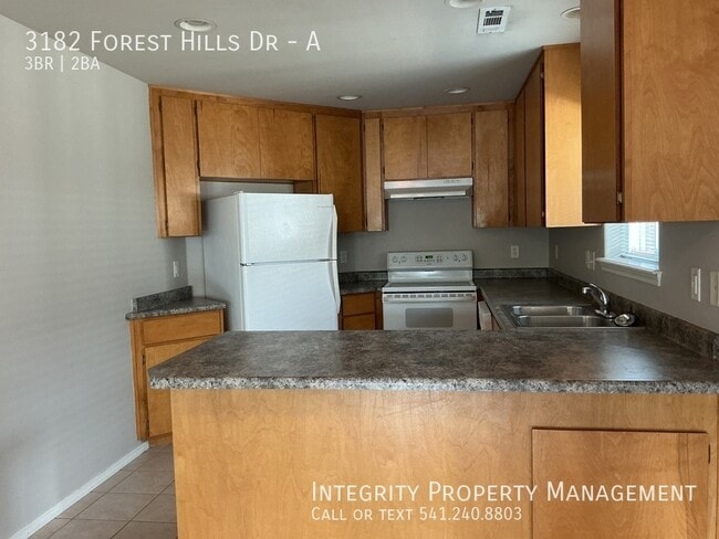 Building Photo - 3182 Forest Hills Dr