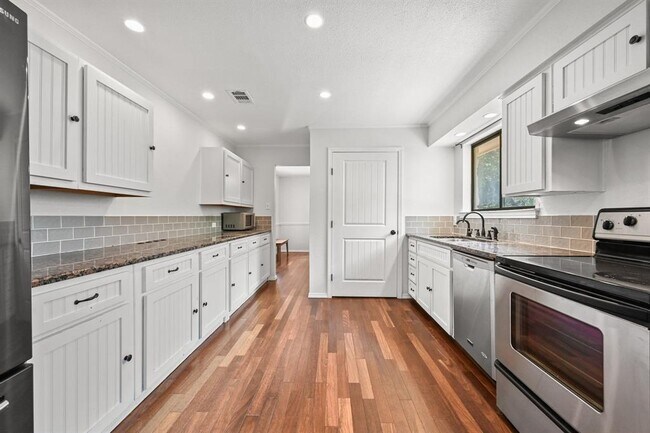 Building Photo - 1045 Hidden Hills Dr