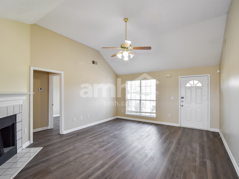 Building Photo - 4851 Phipps Dr