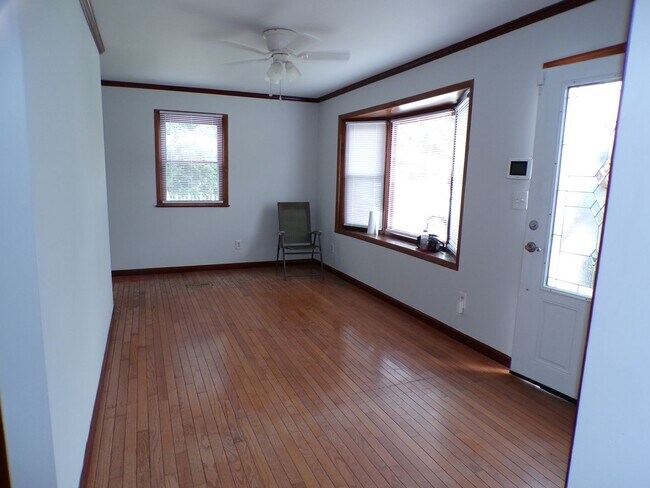 Building Photo - 3 BDRM, 2 BA Rambler w/ Basement - Great l...