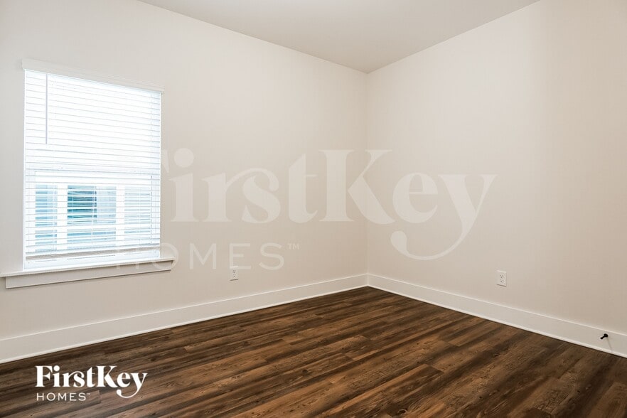 Building Photo - 2807 Village Ln