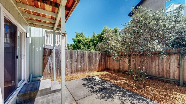 Building Photo - 1211 Hidden Creek Pl