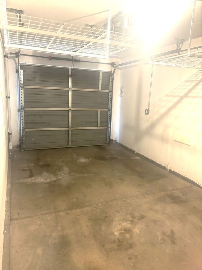 Building Photo - Beautiful 3-Bedroom Condo with Private Out...