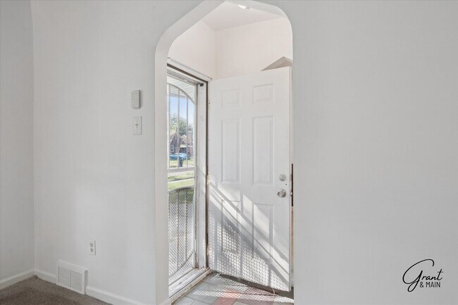 Building Photo - 3 bedroom - 1.5 bath - bungalow - $1250