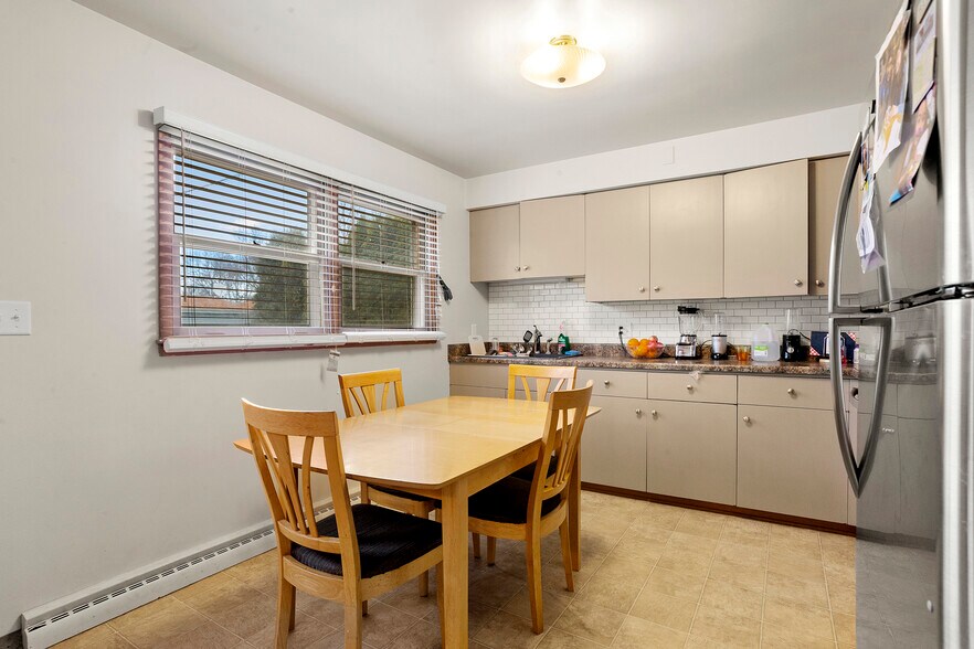 Kitchen - 2614 Saemann Ave