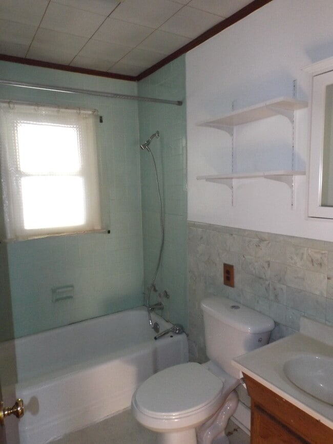 Building Photo - Great 2 Bedroom House in Dillsboro near th...