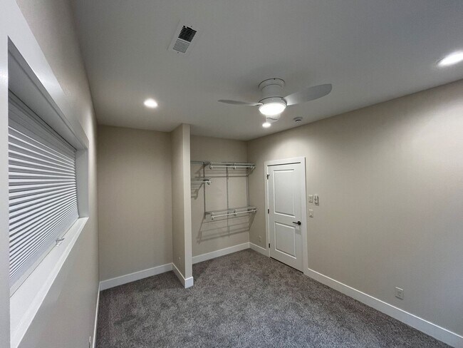 Building Photo - 3155 Dogwood Dr S