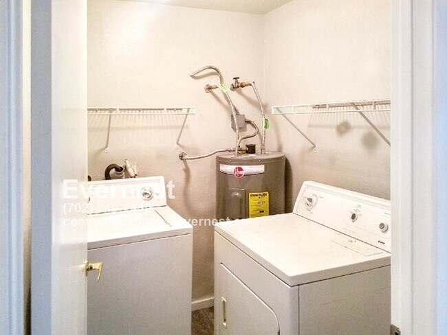 Building Photo - Charming 2-Bedroom Home with Modern Applia...