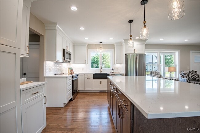 Building Photo - 6251 Meadow Dr