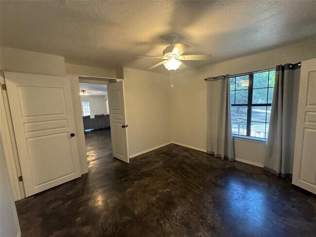 Building Photo - 1045 Hidden Hills Dr