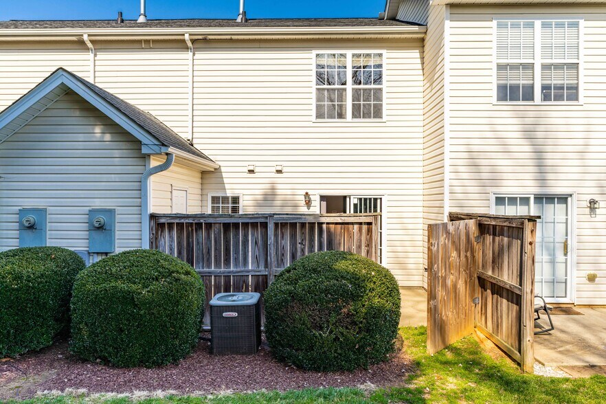 Building Photo - 2120 Piney Brook Rd