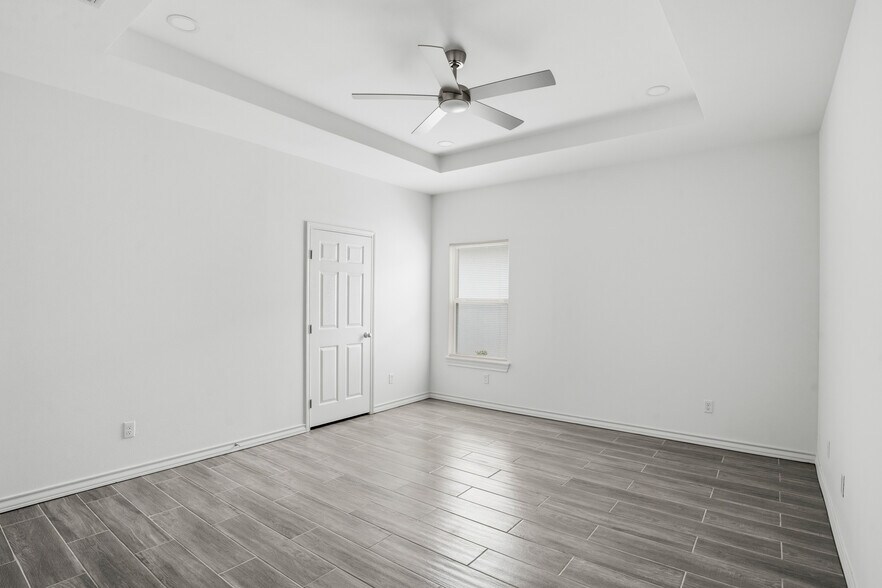 Building Photo - 3211 S Chloe Ave