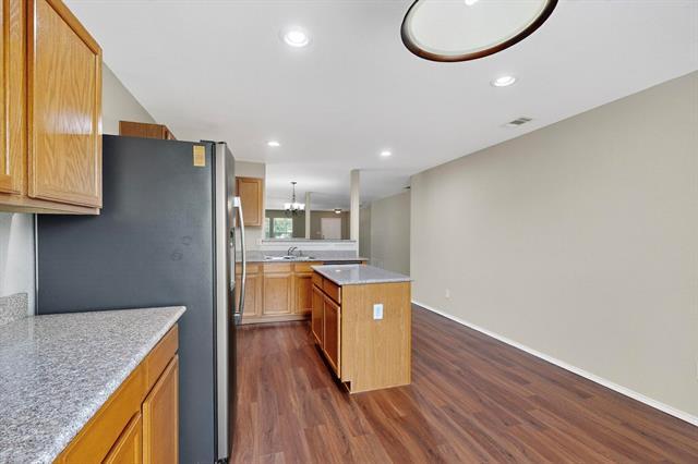 Building Photo - 708 Lark Dr