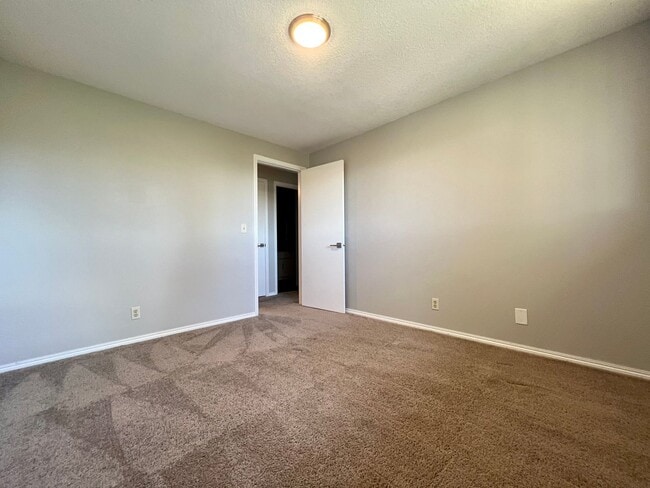 Building Photo - Charming and Spacious Home in a Convenient Gresham Location!
