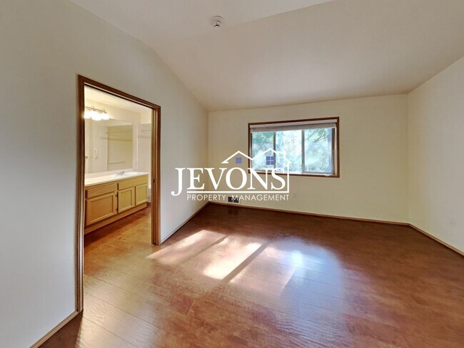 Building Photo - Fabulous 2 Bedrooms, 2 Bathroom, Top-Floor Condo in Klahanie