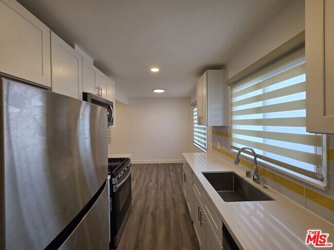 Building Photo - 707 Strand St