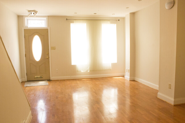 Bright and Spacious Living Room with Hardwood Floors - 2529 Kimball Street