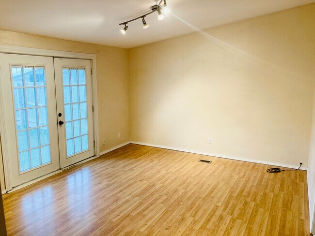 Building Photo - Great Home With Large Yard