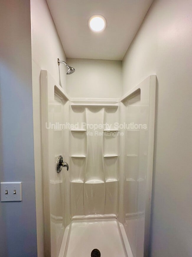 Building Photo - 420 Rose Ave