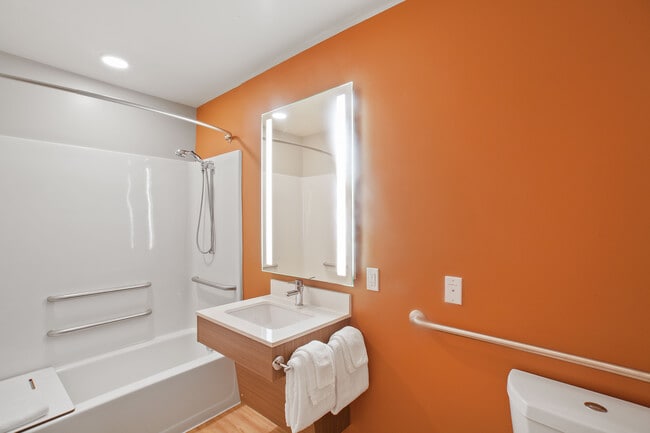 Building Photo - Furnished Studio-Providence - East Providence