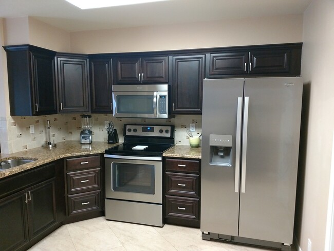 Building Photo - Large Furnished Townhome in Loch Haven Hills