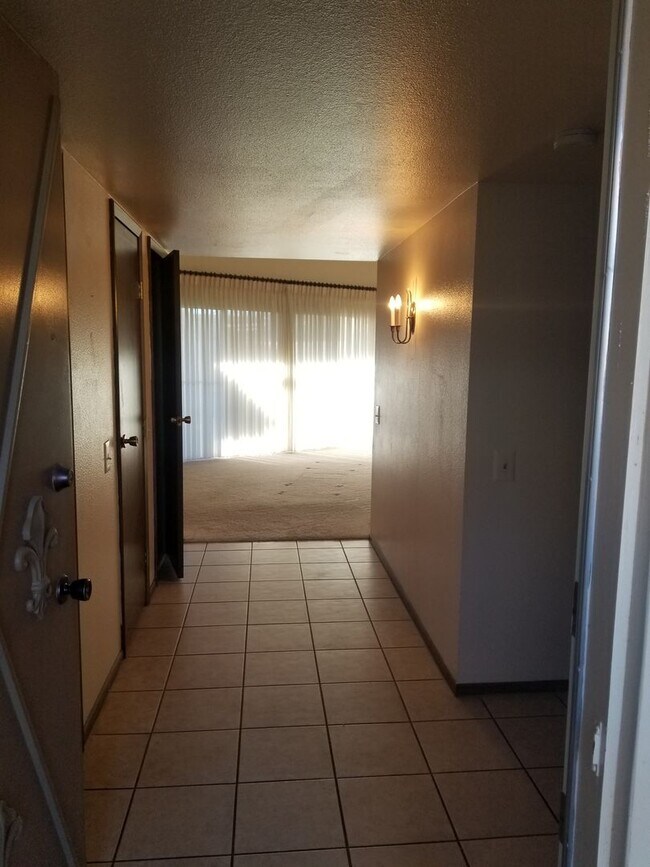 Building Photo - Spacious 2 bedroom 2 bath Condo