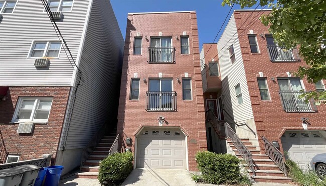 Building Photo - 56 Laidlaw Ave