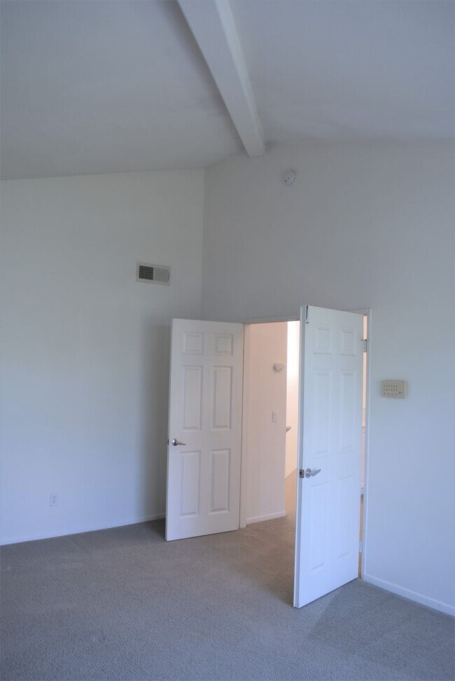 Building Photo - 3 Bedroom Townhome in La Jolla Village