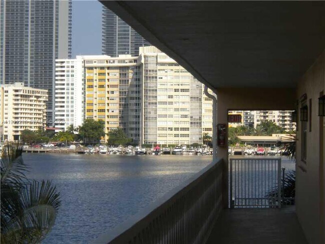 Building Photo - 450 Golden Isles Dr