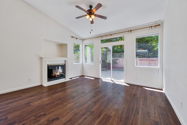 Building Photo - Charming 3-Bed Home in Prime Folsom Locati...