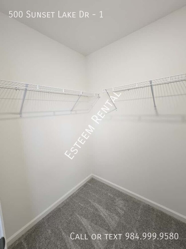 Building Photo - 500 Lake Dr