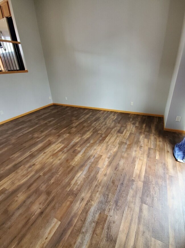 Building Photo - Beautiful 4 bedroom pet friendly house on ...