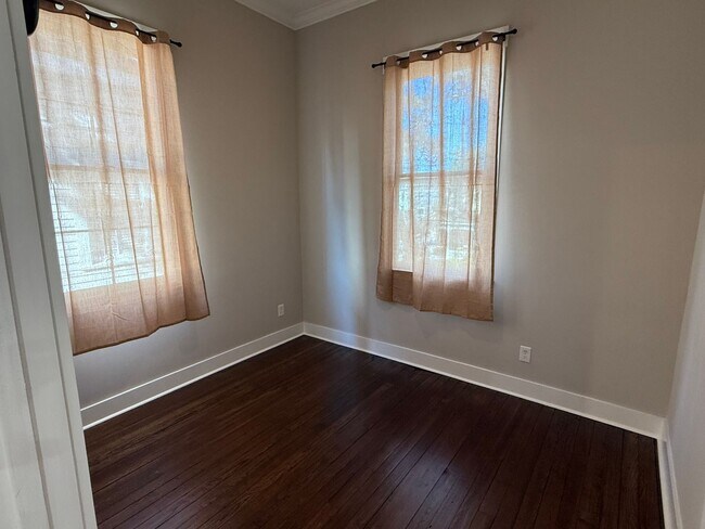 Building Photo - MOVE IN READY