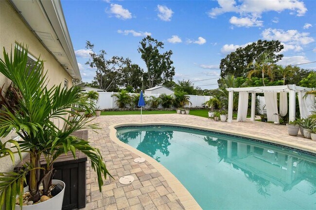 Building Photo - 2580 Granada Cir W