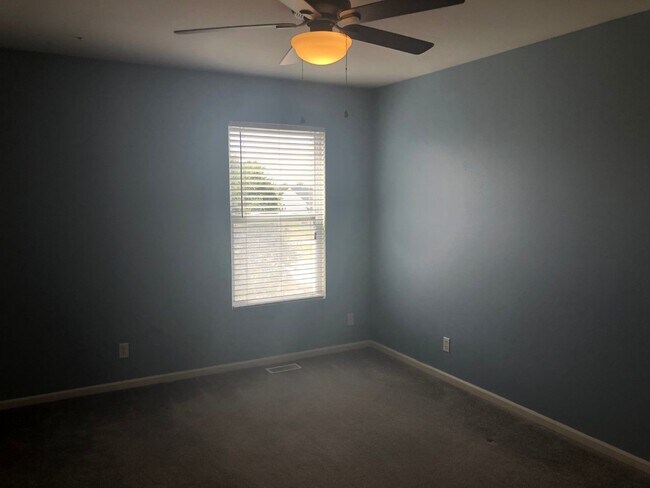 Building Photo - Large Home in Papillion For Rent!