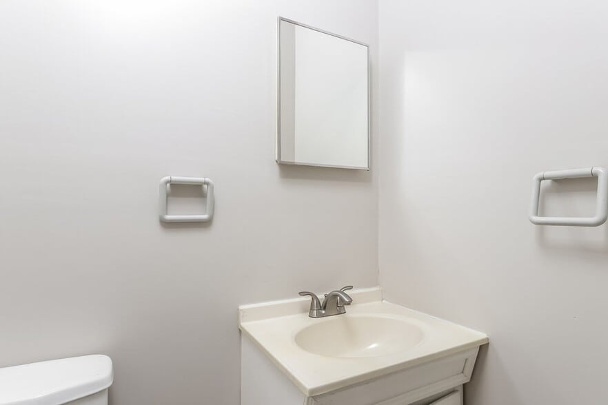 Building Photo - 849 W 5th St