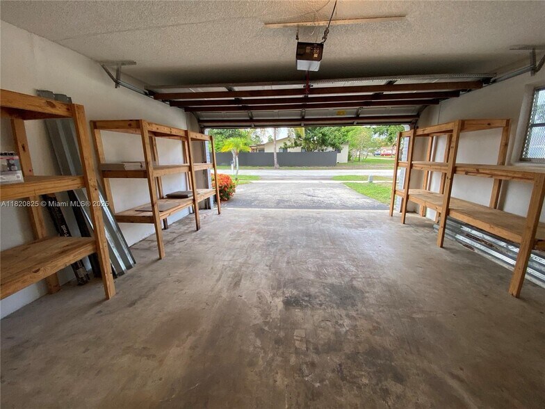 Building Photo - 8250 Southampton Dr