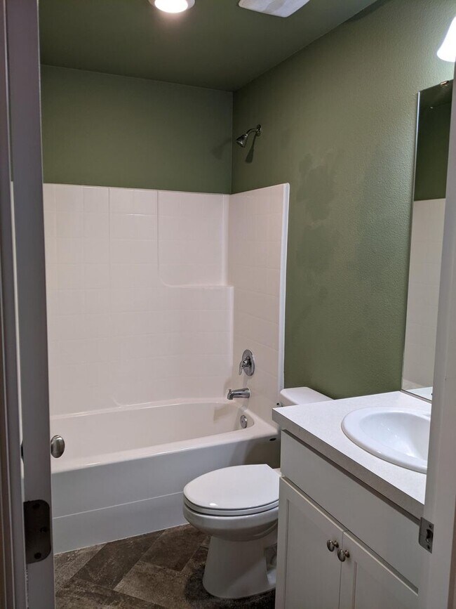 Building Photo - 4/2.5 Townhouse for rent in DuPont!