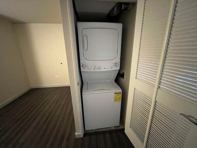 Building Photo - Moana Pacific (Honolulu/Ala Moana) 2 bedroom + den with central AC and 2 covered parking