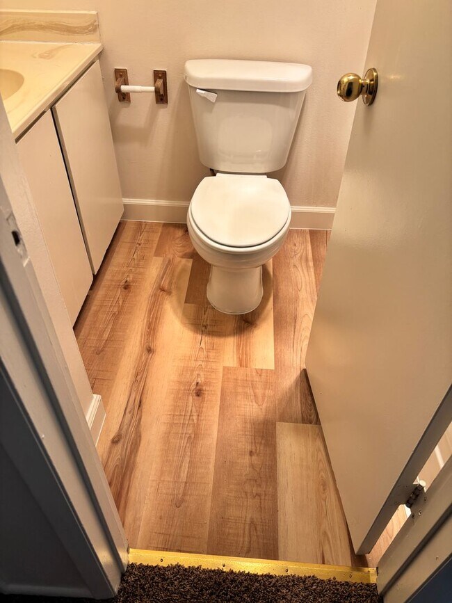 Building Photo - AVAILABLE IMMEDIATELY - LARGE 3 BED/2 BATH...